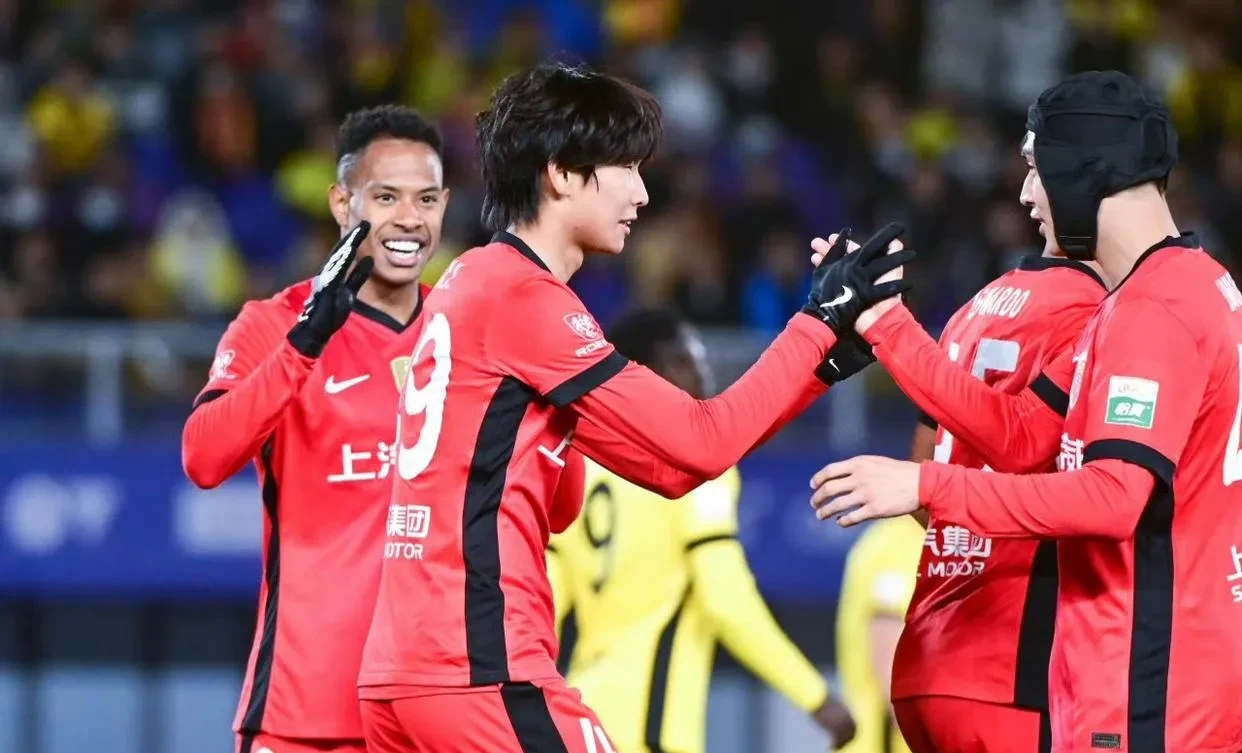 开云棋牌-德甲倒计时，上海海港今晨防线松动，细节引发关注，气氛紧张，赛季目标并未改变-开云棋牌